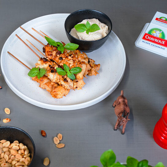 Brochettes de poulet en croûte de cacahuète avec dip cacahuète-Chavroux 