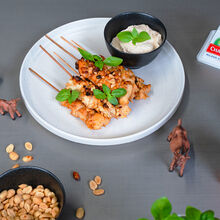 Brochettes de poulet en croûte de cacahuète avec dip cacahuète-Chavroux 