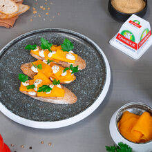 Tartine de chèvre flambée avec courge râpée 