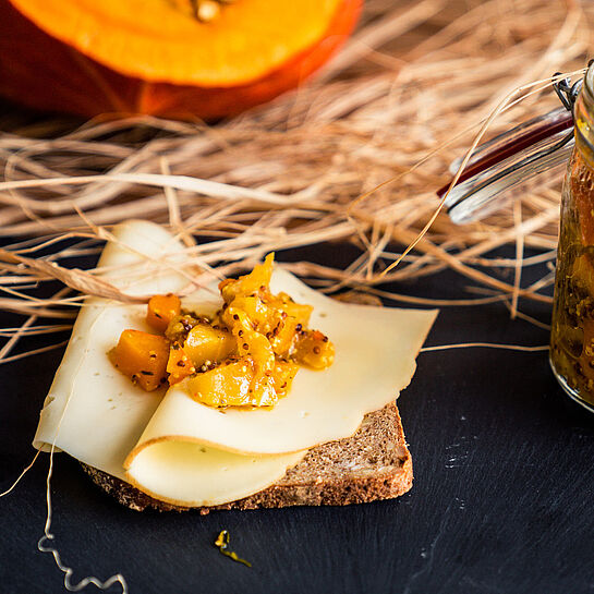 Rezept für geröstetes Sauerteigbrot mit Kürbis-Apfel-Chutney und Käse