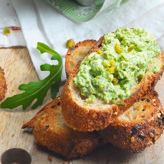 Unser Ziegenfrischkäse-Dip word mit frischem Rucola zubereitet. Der Dip hat eine cremige Textur und ist reich an Aromen und Gewürzen.