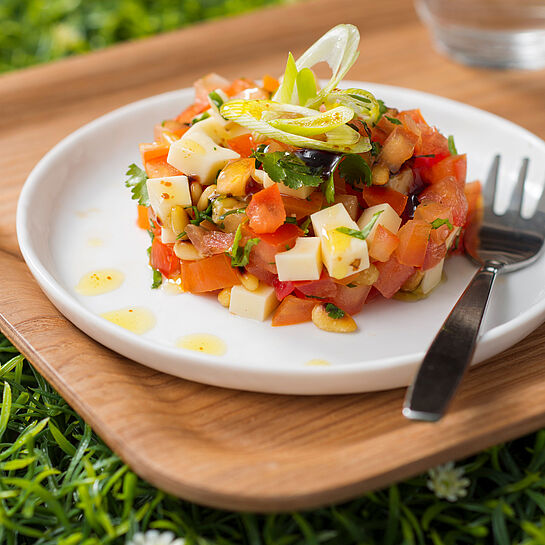 Raffiniertes Tartare mit Koriander und Pinienkernen. 