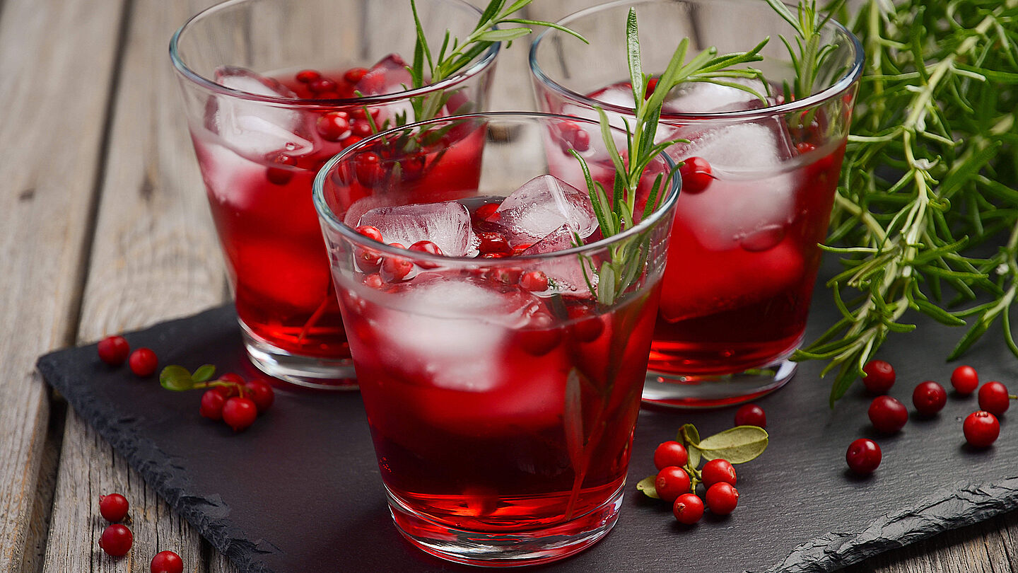 Rosmarin-Kräutercocktail mit Cranberry und Kirsche