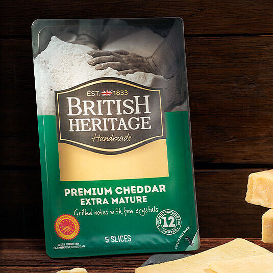 Cheddar Angebot - Eine Packung mit British Heritage Premium Cheddar Extra Mature