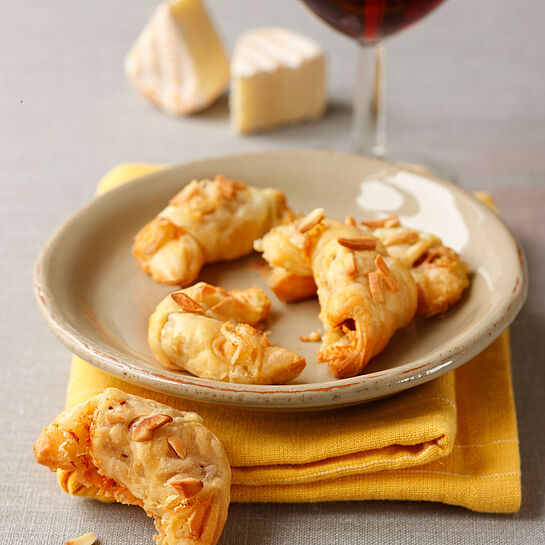 Blätterteig-Snacks mit Datteln und Saint Albray