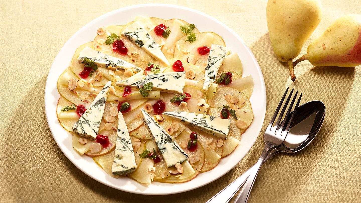 Fruchtiges Birnencarpaccio trifft auf Kohlrabi und würzigen Saint Agur. 