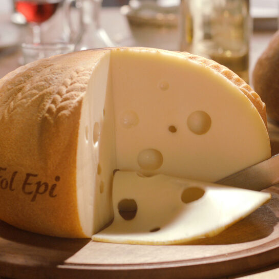 Fol Epi packshot Käselaib beauty shot angeschnitten Fol Epi packshot Käselaib beauty shot angeschnitten