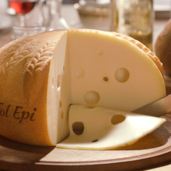 Fol Epi packshot Käselaib beauty shot angeschnitten