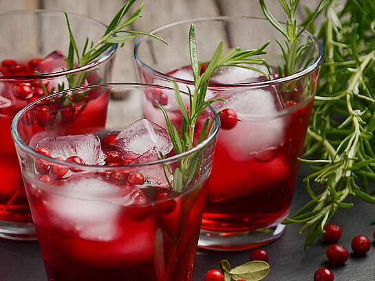 Rosmarin-Kräutercocktail mit Cranberry und Kirsche