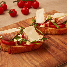 Tartine mit Honig-Senf-Creme und Tomaten