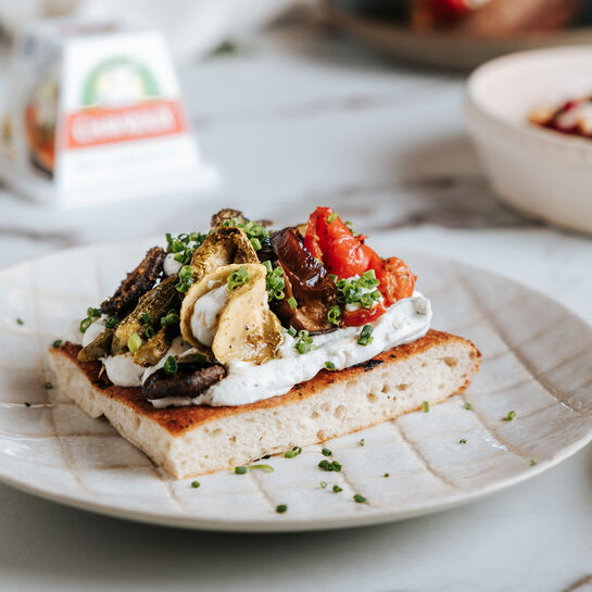 Pinsa mit saisonalem Gemüse  & Tartare