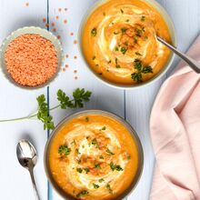 Soupe de lentilles corail, courge et fromage de chèvre frais