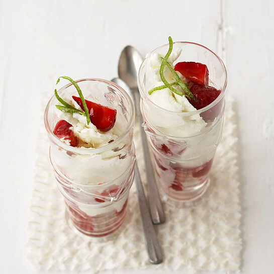 Frischkäsesorbet auf frischen Beeren - leckere Rezeptidee