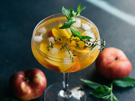 Weißwein-Kräutercocktail mit Tonic und Thymian