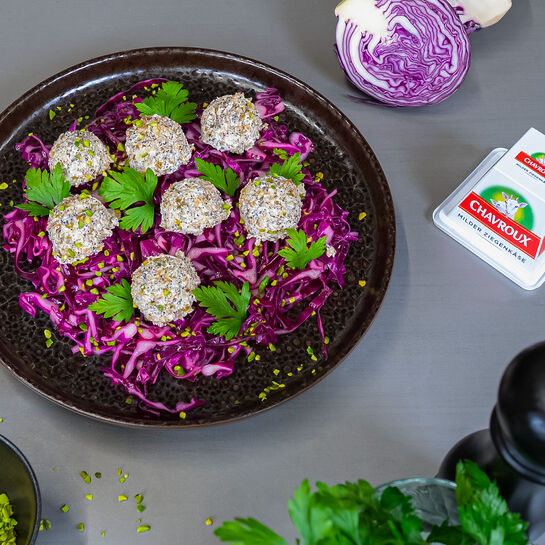 Pralines de Chavroux aux noix sur salade de chou rouge 