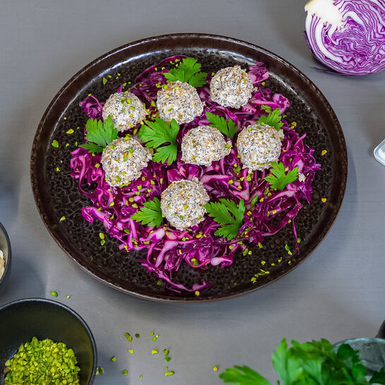 Pralines de Chavroux aux noix sur salade de chou rouge 