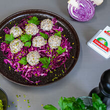 Pralines de Chavroux aux noix sur salade de chou rouge 
