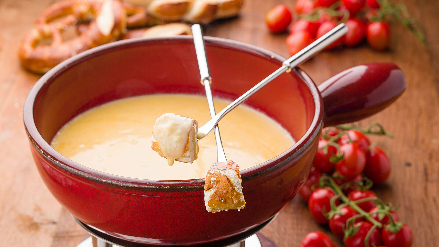 Tolle Rezeptidee: Käsefondue mit Klosterkäse und Laugengebäck