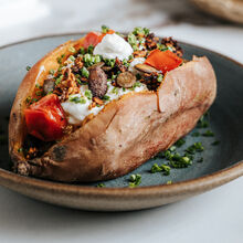 Loaded Sweet Potato mit Tartare und salziger Granola