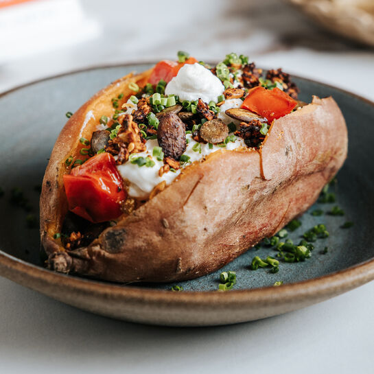 Loaded Sweet Potato mit Tartare und salziger Granola