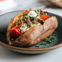 Loaded Sweet Potato mit Tartare und salziger Granola