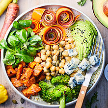 Buddha Bowl mit Süßkartoffeln und Saint Agur  Buddha Bowl mit buntem Gemüse, Bulgur und Blauschimmelkäse